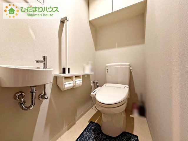 シンプルで使いやすいトイレ。　日常生活に欠かせない空間も、快適に整っています。　　