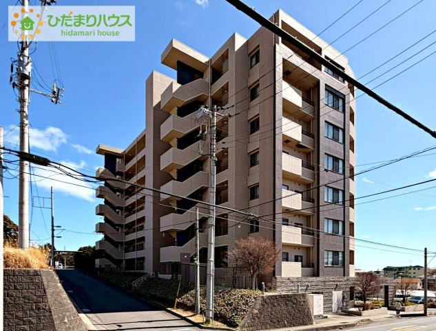 現地で見ると印象が変わる、存在感のあるマンションです。　周辺環境とのバランスも良く、実際に足を運んでいただく価値のある物件。　ぜひ一度、現地にてご確認ください。