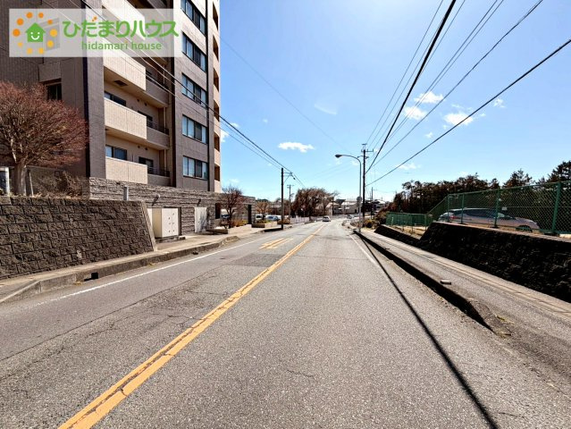 前面道路はゆとりがあり、車の出入りもスムーズに行えます。　落ち着いた住環境で、日々安心してお過ごしいただけます。