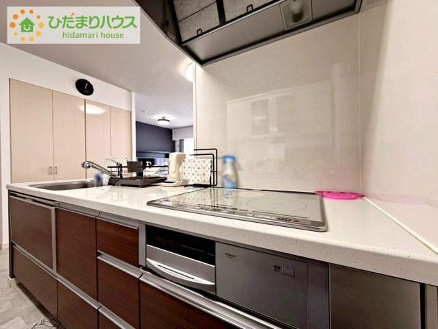 3口IHコンロで同時調理が可能。　忙しい日々の中でも、効率よくお料理ができる嬉しい設備です。