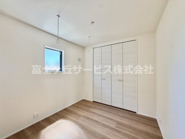 落ち着いた色調の洋室です