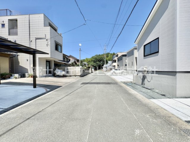前面道路含む現地写真です