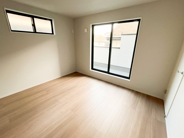 明るく開放感の洋室です