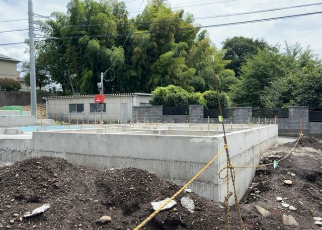 バルコニーは、室外の専用スペースのうち、「屋根がなく開放された空間」であるものを指します。ベランダより広いタイプのものが多く、日当たりもよいため家庭菜園などを楽しみたい人にとって適した環境となります。