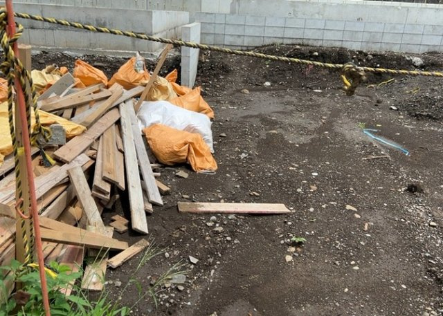 敷地内には、散水栓や立水栓があります。水道水を直接利用できるため、水を運ぶ手間を省くことが出来ます。大量の水を必要とする洗車作業や清掃などに役立ちます。その他設備とあわせて、現地でご確認ください。