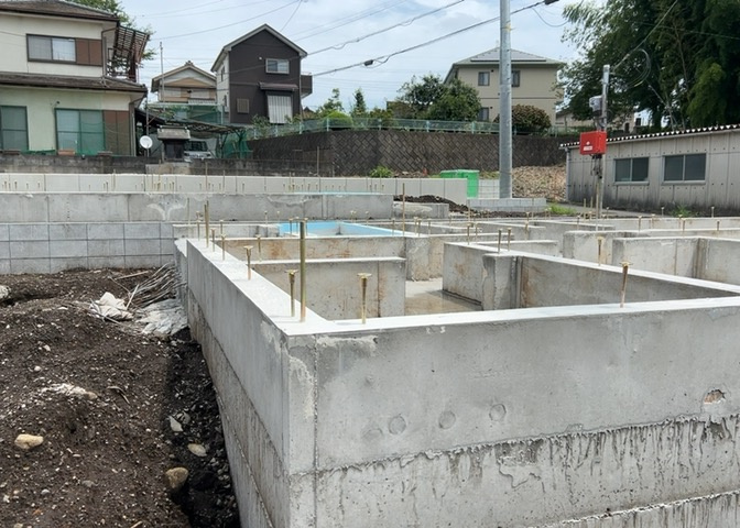 木造住宅とは土台、壁、柱など建築物の強度を支える構造体の材に木が使用されている構造を指します。構造体は建物の自重を支えるだけではなく風圧や水圧、積裁荷重などあらゆる衝撃に耐えるための基礎です。
