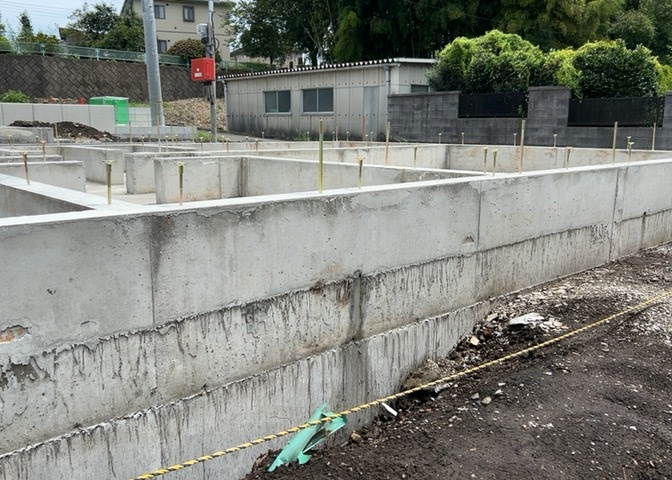 基礎パッキング工法とは、床下の換気確保のため基礎と土台の間に緩衝材を挟み込む工法です。土台の下に数十センチの間隔で設置されるため、全体的な隙間が生まれます。床下換気口に比べて高い通気性が確保されます。