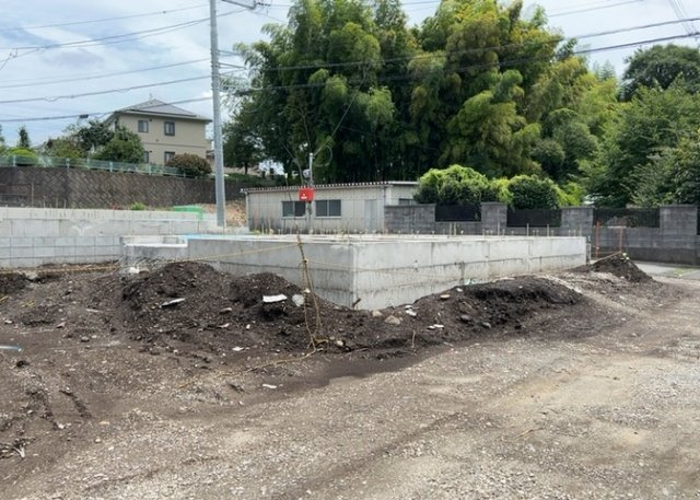 現地に行くなら、物件の周囲の地形がどうなっているかを見ることも大切です。周辺より低くなっている土地では、大雨などで水が集まりやすいため、地盤が弱くなっているということも考えられるため、注意が必要です。