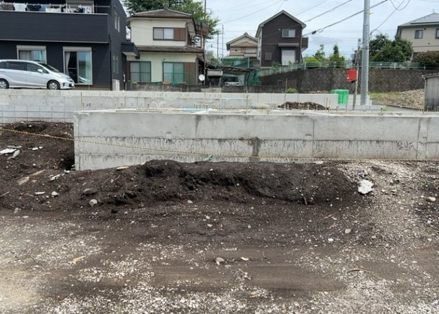 道幅が狭い場所は比較的土地の値段が低いことが多く、また交通量が少ないため騒音が少なく静かな環境で過ごせます。また、小さいお子様がいるご家庭も安心です。一方で車の駐車が難しいというデメリットもあります。