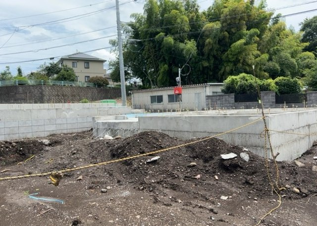 現在は更地となっています。現地をご見学に行く際は、道路の幅や周辺の交通量、施設などをご確認頂くことをおすすめします！ある程度イメージをつけたいという場合は、同売主の施工事例や完成パースもお見せします。