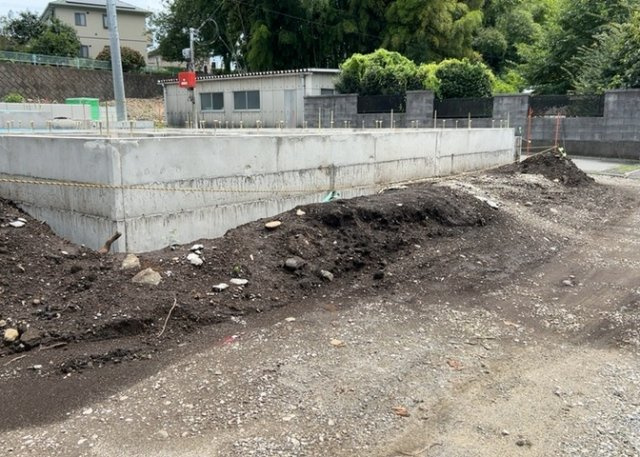 庭のある家に住むことのメリットとして、子どもたちの遊び場を確保できること、ガーデニングや家庭菜園を楽しめること、明るさを確保できることがあります。また、配置を工夫することでプライバシーが確保できます。