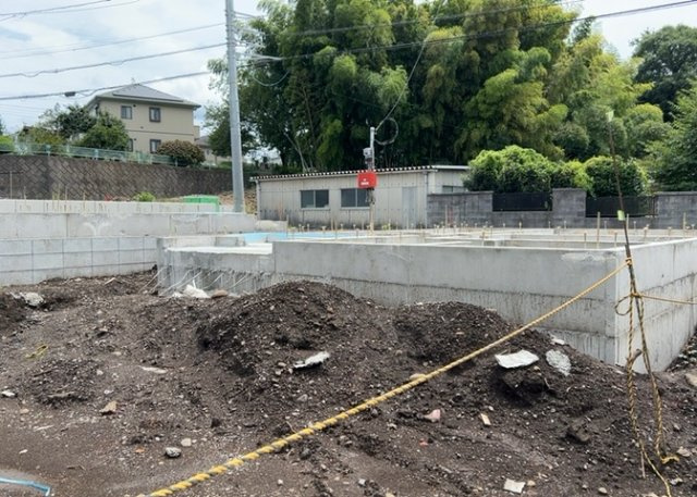 玄関は、狭すぎると複数人で使いにくく、広すぎても無駄な空間になりがちです。最低2畳を目安にして、家の広さとの兼ね合いや家族の人数を考慮して決めるとよいでしょう。現地を見学して快適な玄関を選びましょう！