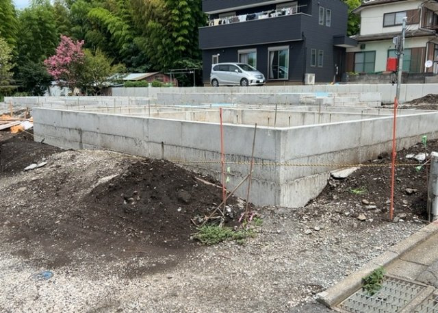 住宅用の土地では前面道路に2m以上接していなければならないと法律で定められています。しかし、お持ちの車のサイズやライフスタイルなどにより、2mでは利便が悪い場合もございますので、事前に確認しましょう。