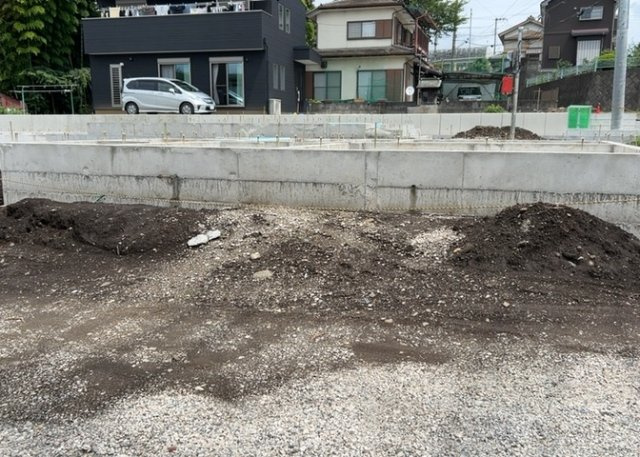 お持ちの車種によっては前面道路が広い方が便利でしょう。しかし、前面道路が広ければその分交通量が多くなるため、騒音などが気になる場合があります。実際に現地を見学し、周辺交通量や騒音などを確認しましょう！