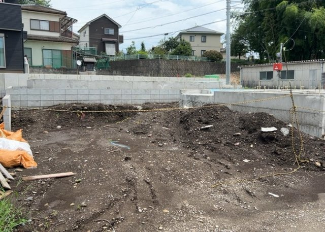 駐車場と明記されていても、最小スペースでつくられた駐車場だと大型車は駐車できなかったり、出入りしにくくなったりする可能性があります。お車のサイズと購入したい物件の駐車場のサイズを現地で確認しましょう。