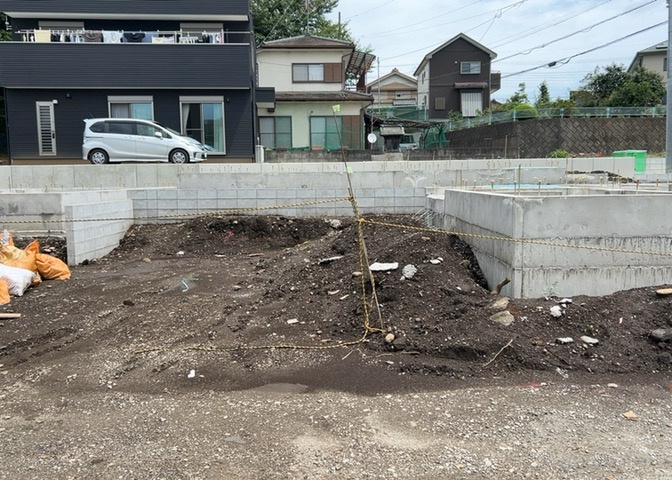 庭があることでガーデニングや家庭菜園はもちろん、こどもの遊び場やペットを放して遊ぶことができます。また、家の周囲に余裕があるということです。隣地との間があれば、十分な日当たりと、風通しが確保できます。