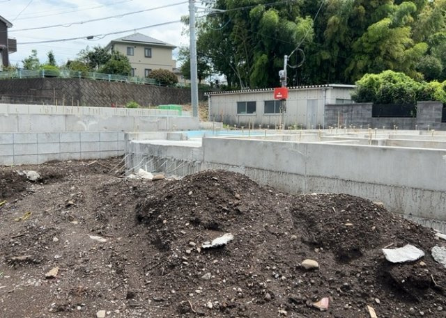 玄関は家の顔でもあり、家族以外の目にも止まる場所です。玄関は外との間を仕切る扉、靴などをしまっておく収納スペース、靴脱ぎのたたきスペース、来客とのやり取りをするドアホンなど複数のアイテムからなります。