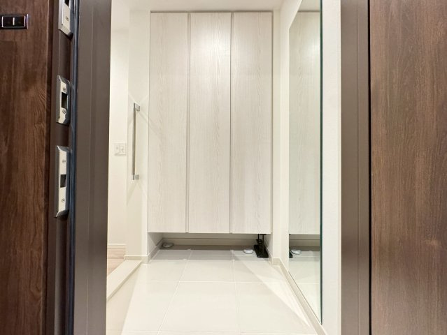 【玄関】白を基調とした明るく綺麗な玄関です☆シューズボックス完備！