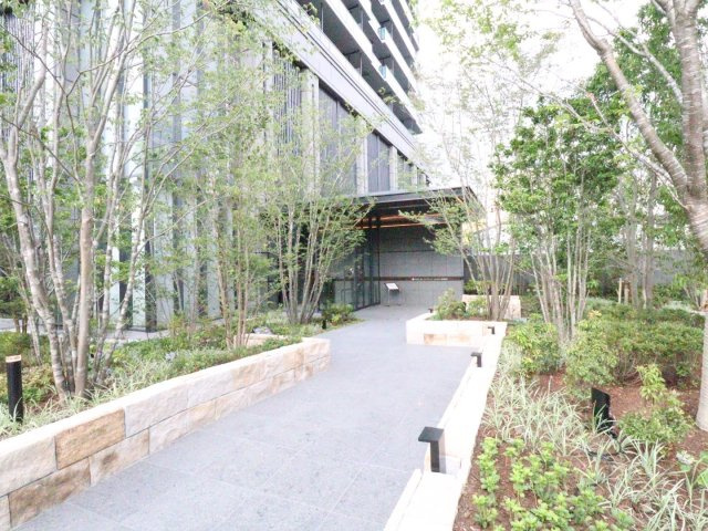 【エントランス外観】緑豊かな植栽に囲まれたエントランスアプローチ。夜にはライトアップされ幻想的に！