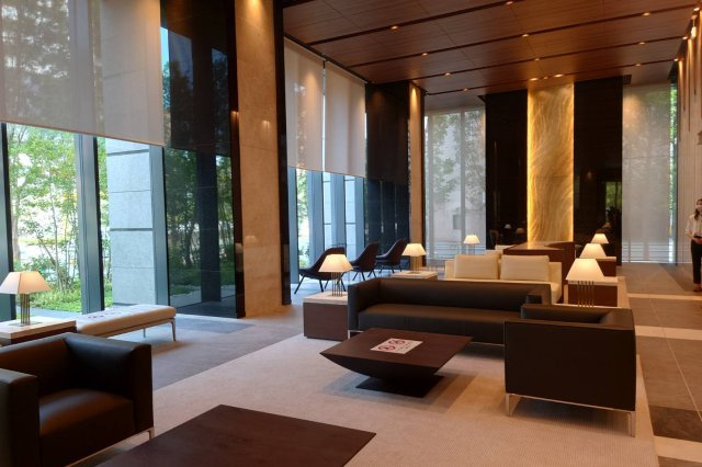 【オーナーズラウンジ】開放感あるガラスウォール越しに眺める緑と、ラグジュアリーなインテリアが魅力的！