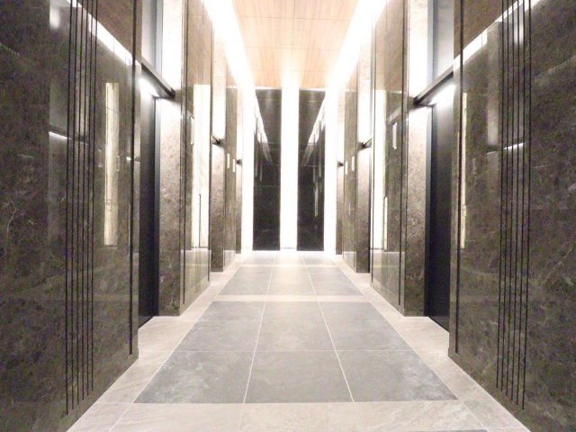 【エレベーターホール】大理石をあしらった荘厳な雰囲気の空間！エレベーターは6基ございます！