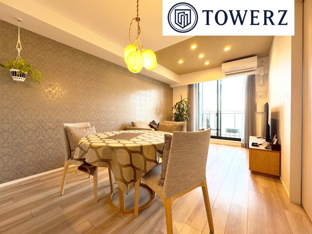 【リビングダイニング】約13.5帖！木目調の床で明るい雰囲気が感じられます☆