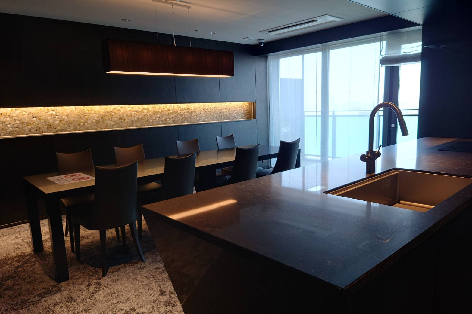 【パーティーラウンジ】ブラックを基調としたおしゃれな空間で、31階からの眺望を堪能できます！