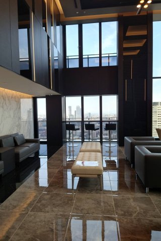 【スカイラウンジ】梅田の高層ビル群、中之島の水と緑、大阪湾方面の澄み渡る空を眺めて、お寛ぎください。