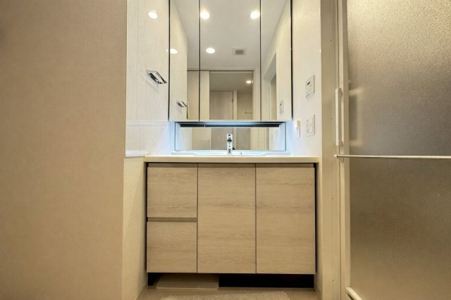 【独立洗面台】三面鏡裏収納でたっぷり収納でき洗面台をキレイに保てます◎