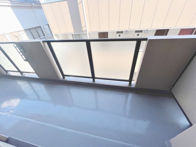 暖かな日差しのふりそそぐバルコニー