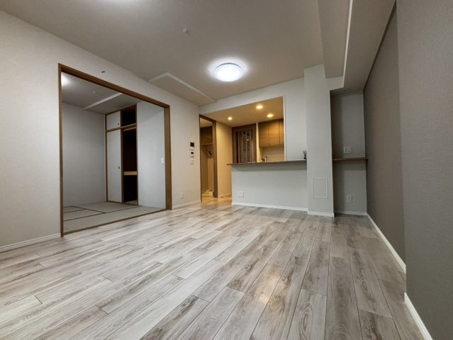 キッチンから縦長に配置されたダイニングリビングは動線もシンプルで使いやすい形です。　