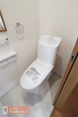【トイレ】現地完成写真。温水洗浄暖房便座付き。