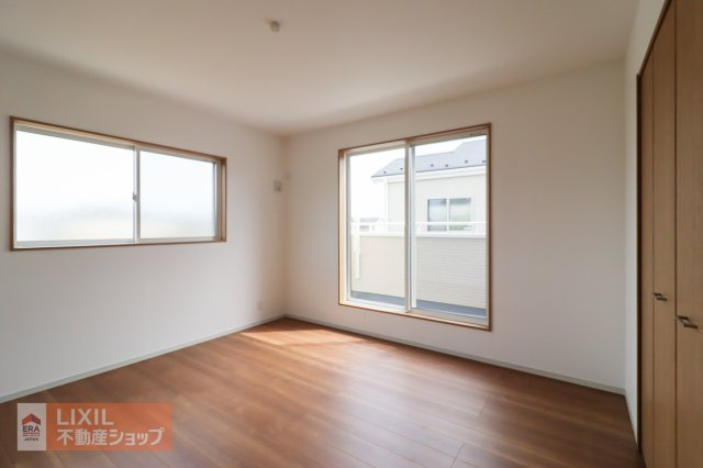 【寝室】現地完成写真。明るい採光の入る主寝室です。