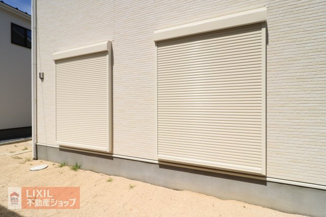 【防犯設備】現地完成写真。1階リビングには雨風の強い日にも役立つ防犯シャッターがついています。