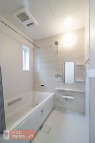 【浴室】現地完成写真。一坪風呂でお子様と一緒でもゆったりと寛げます。