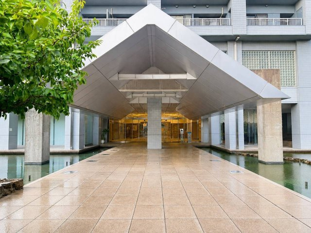 【メイン出入口外観】エントランスの周りには緑がたくさん！毎日の暮らしに潤いを与えてくれます。