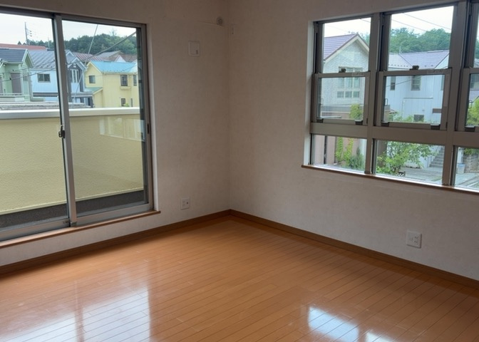 寝室でゆっくりと過ごすためにはベッド周りの適度な空間を担保することや窓の位置、照明の明るさ、寝室の広さなどを考える必要があります。自身や家族の構成とライフスタイルに併せて寝室にする部屋を選びましょう！