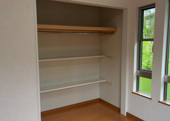 デザイン性を重視しすぎて収納が少なかった！なんてことにならないため、事前に現地で収納の数を確認しておくことをお勧めします。クローゼット以外にも床下収納や屋根裏収納、パントリーなどもチェックしましょう。