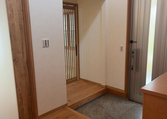 玄関は家の顔でもあり、家族以外の目にも止まる場所です。玄関は外との間を仕切る扉、靴などをしまっておく収納スペース、靴脱ぎのたたきスペース、来客とのやり取りをするドアホンなど複数のアイテムからなります。