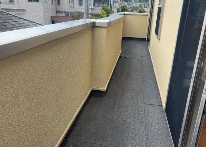 バルコニーは、室外の専用スペースのうち、「屋根がなく開放された空間」であるものを指します。ベランダより広いタイプのものが多く、日当たりもよいため家庭菜園などを楽しみたい人にとって適した環境となります。