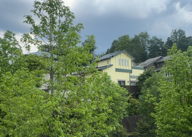 眺望を気にして物件を探す場合、前面に建物が建っていないか現地で確認しましょう！前面に建物があると景色はもちろん、日当たりや風通しにも影響が出てきます。住んだ時のことを想像しながら現地見学をしましょう。