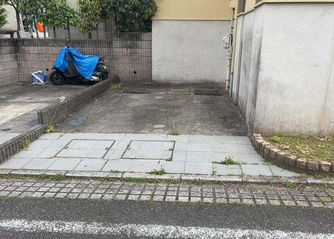 駐車場と明記されていても、最小スペースでつくられた駐車場だと大型車は駐車できなかったり、出入りしにくくなったりする可能性があります。お車のサイズと購入したい物件の駐車場のサイズを現地で確認しましょう。