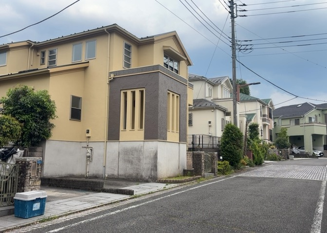 住宅用の土地では前面道路に2m以上接していなければならないと法律で定められています。しかし、お持ちの車のサイズやライフスタイルなどにより、2mでは利便が悪い場合もございますので、事前に確認しましょう。