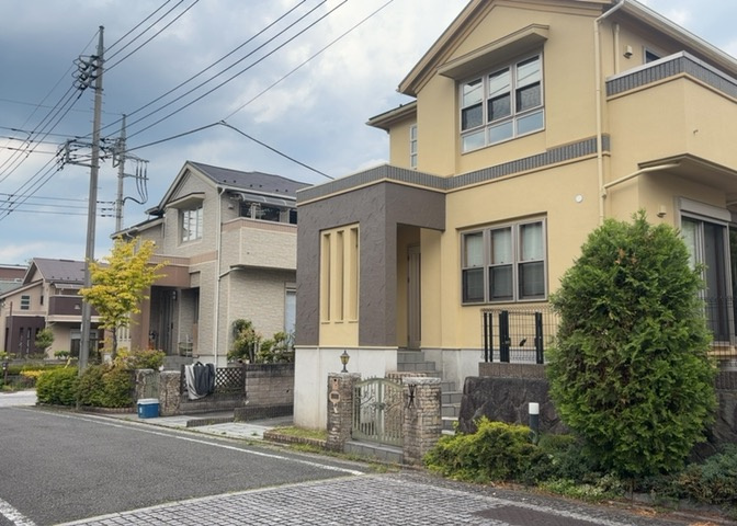 お持ちの車種によっては前面道路が広い方が便利でしょう。しかし、前面道路が広ければその分交通量が多くなるため、騒音などが気になる場合があります。実際に現地を見学し、周辺交通量や騒音などを確認しましょう！