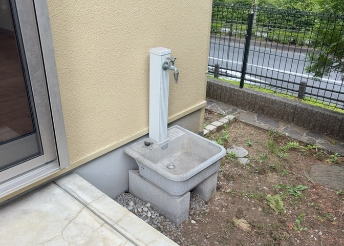 敷地内に散水栓や立水栓があると便利です。水道水を直接利用できるため、水を運ぶ手間を省くことが出来ます。大量の水を必要とする洗車作業や清掃などに役立ちます。その他設備とあわせて、現地でご確認ください。