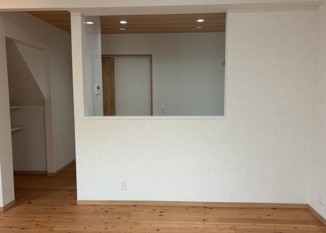 ダイニングとキッチンの間を扉や壁などで仕切らず、一体化させた間取りです。キッチンカウンターがついている物件ならば、食事をキッチンカウンターで取ることで、ダイニングスペースをリビングとして使用できます。