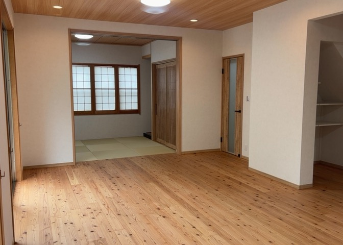直線タイプはLとDKを一直線に並べた形で対面キッチンのタイプです。一般的なのでよく見かけるかもしれません。直線タイプに似た直接アイランドタイプは、キッチンとダイニングの間に壁がない分広く感じられます。