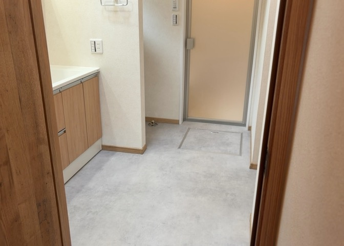 多くの戸建て住宅で見かける洗面脱衣所は、洗面台と洗濯機が2畳ほどのスペースに並べられていて、洗面所が脱衣所を兼ね備えている間取りが一般的です。お客様が利用することもある、パブリックな空間でもあります。