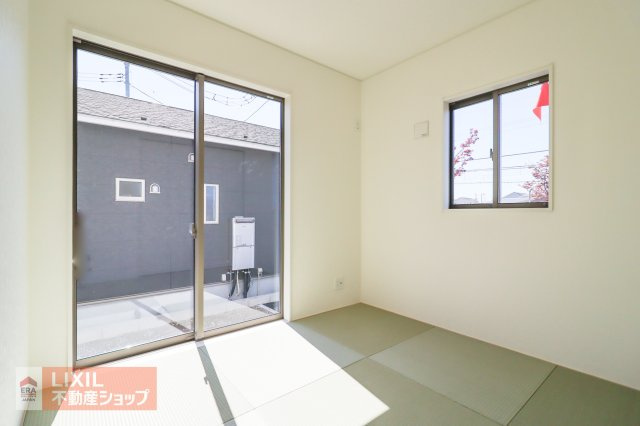 【和室】現地完成写真。ゆったりくつろぎスペース。お子様の遊び場としても重宝しますね♪収納も付いておりお布団やおもちゃをしまっておけます。