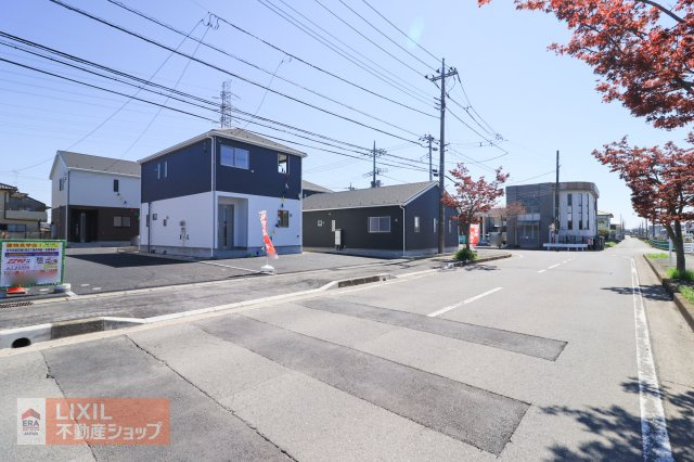 【前面道路】現地完成写真。前面道路は道の広さも十分確保されており駐車も楽々です。